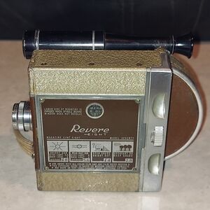 VINTAGE 1940'S REVERE EIGHT MODEL SEVENTY 8mm FILM MAGAZINE WIND-UP MOVIE CAMERA